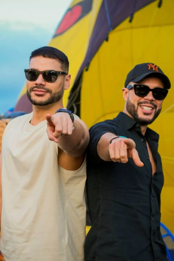 Amigos señalando globo