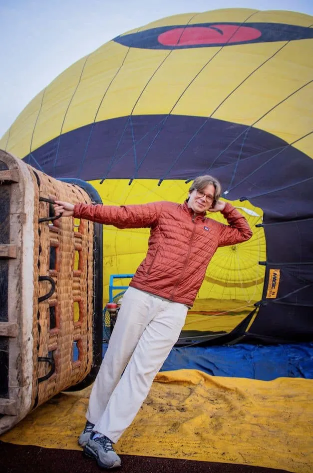 Turista en canasta del globo